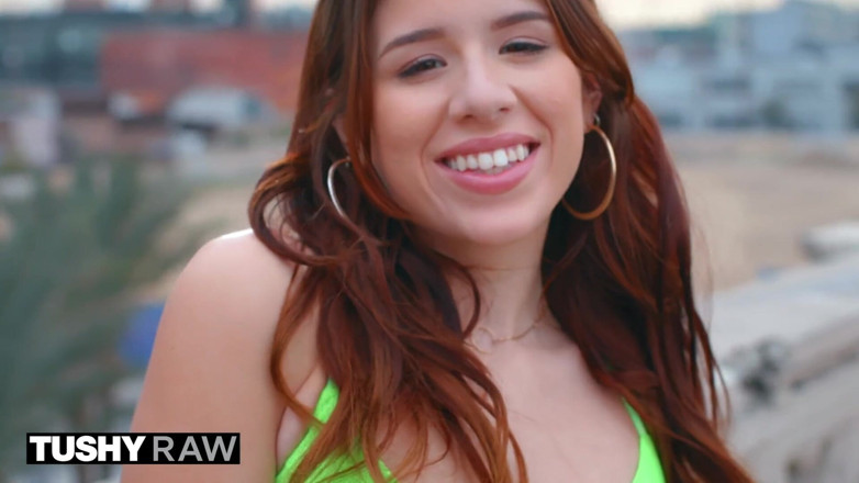 Tushyraw: TUSHYRAW - lei vuole solo enormi cazzi nel suo stretto buco...
