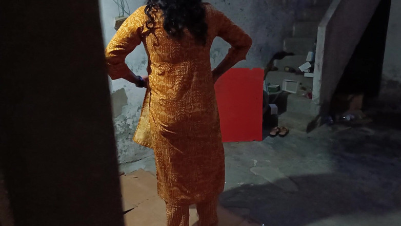 Nirman: Culona bhabhi si cambia i vestiti e il ragazzo guarda