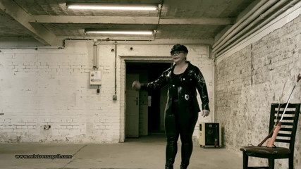 Mistress April: 女主人April - 牢房45，院子练习