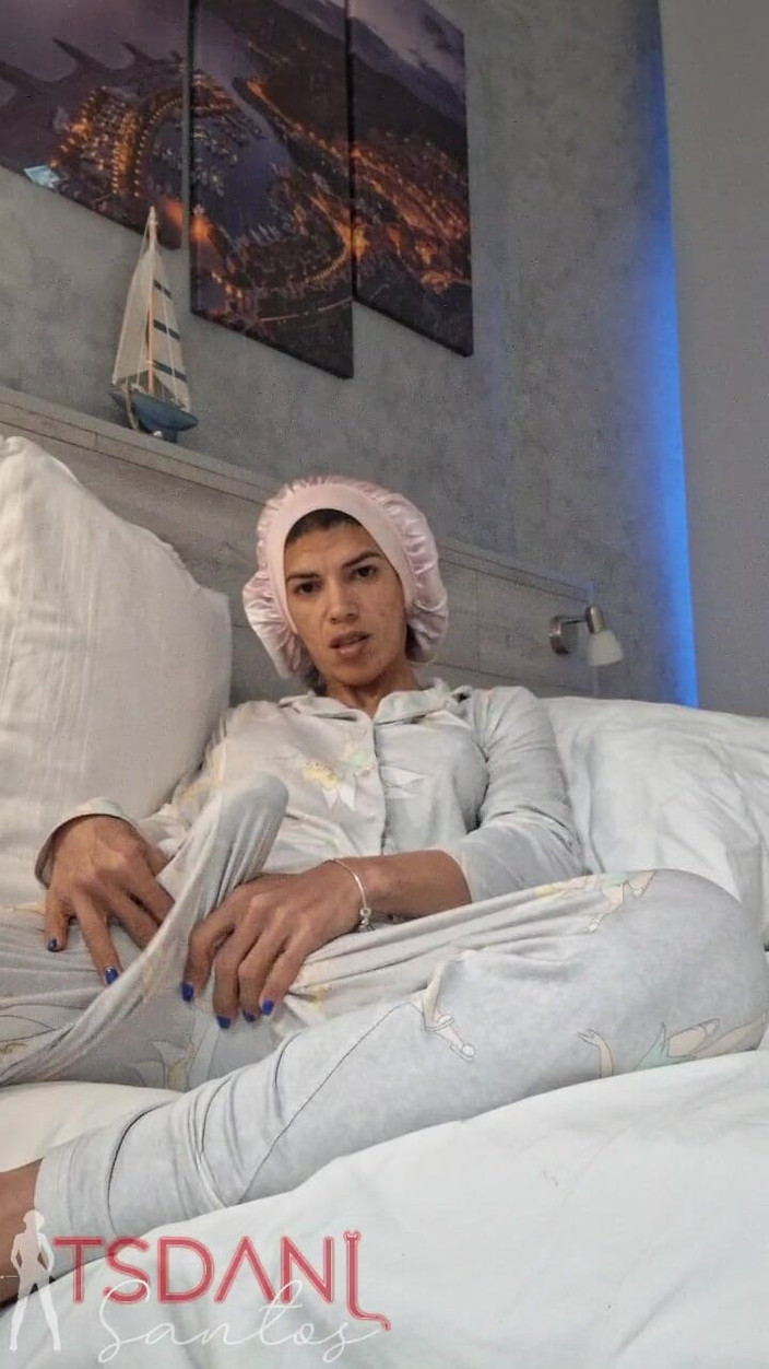 Tsdanisantos1: 在一个好变性人展示阴茎的家里