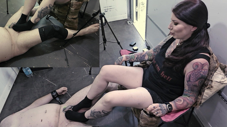 Femdom-Team-German: Vekil köle, ayaklarımın ne kadar acımasız olabileceğini hissetmesine izin veriliyor