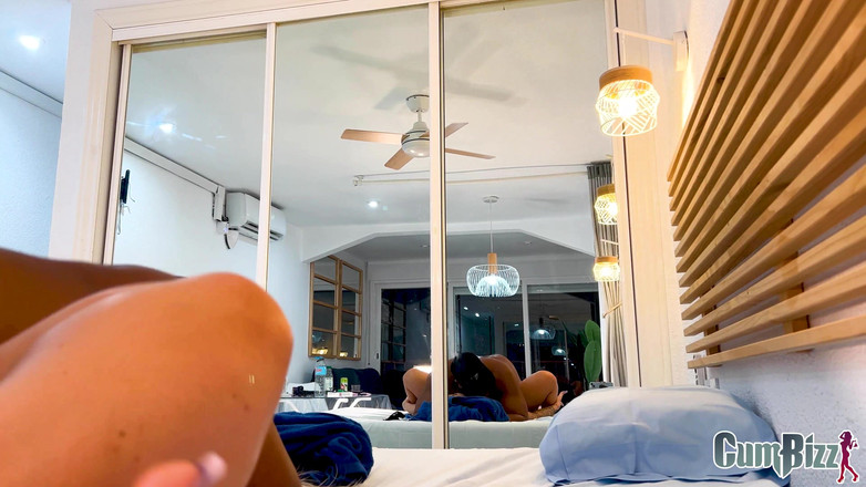 Cumbizz: 금발 버거 대학생들이 BBC에서 성욕에 불평하다