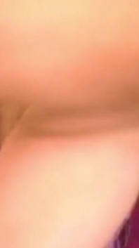 Tante semok rambut pirang lagi asik ngentot kontol sampai lubangnya menganga lebar