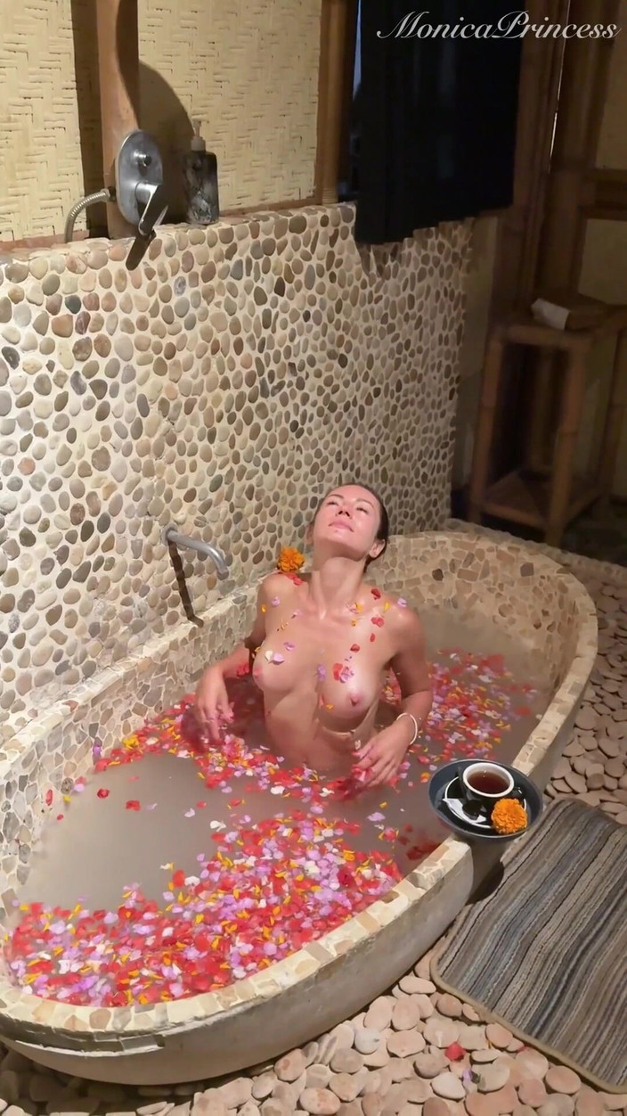 Princess Monica: Tournage dans le bain à poil dans un spa - dans les...