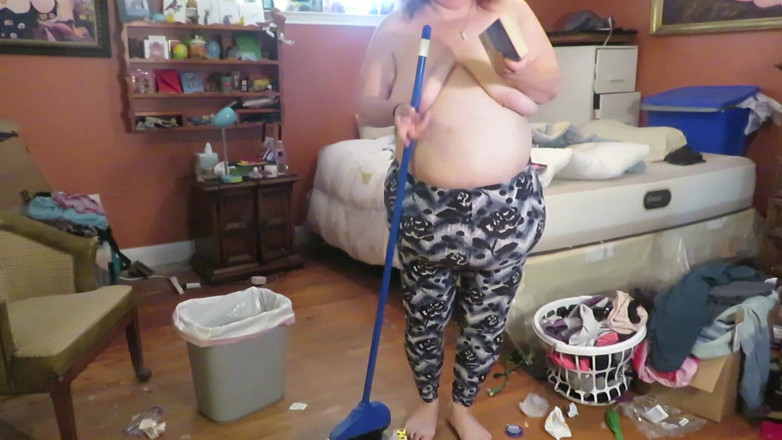 BBW nurse Vicki adventures with friends: Dọn dẹp phòng của tôi mặc quần áo sau đó ngực trần