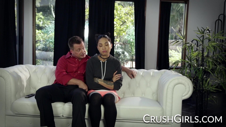 Crush Girls: Crush girls - Honey Gold laisse son beau-père lui défoncer le...
