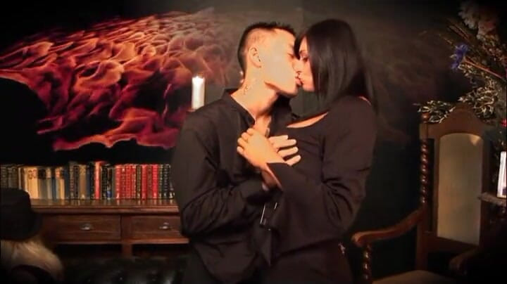 CBD Media: Orang muda mengadakan parti rumah pesta seks panas