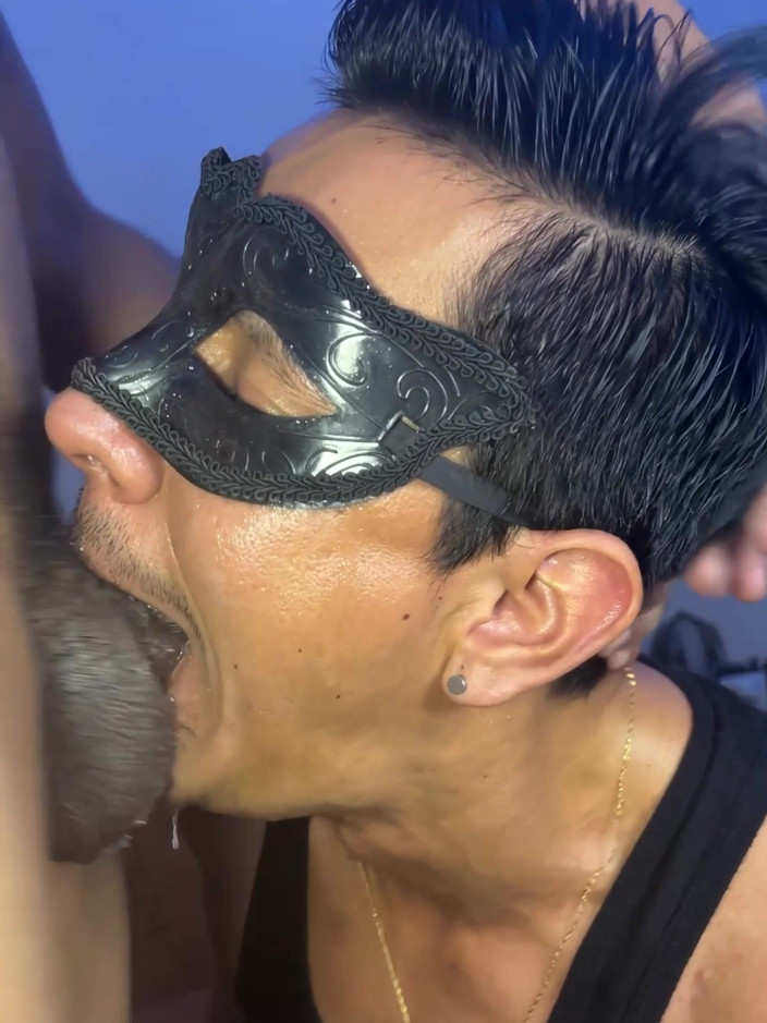 deepthroatec: Neúnavně mi šuká pusu svým obrovským penisem