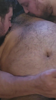 Il Cazzo Spesso Di Papà Ci Schizza Di Sperma Mentre Lecciamo I Suoi Capezzoli