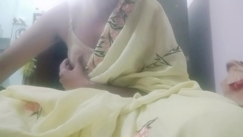 Gaurisissy: Indisk Gay Crossdresser Gaurisissy känner sig kåt i gul Saree...