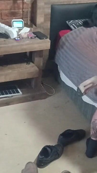 上手にオナニーしてる友達が妻を叩いてる