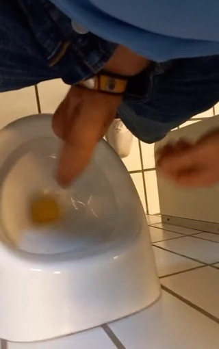 Pissgay: Một số đi tiểu