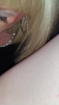 Grande pau em primeiro plano, boquete com sexy TGirl Pauline