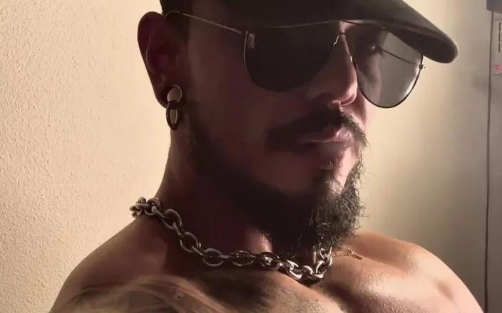Reds and Muscles: Smoking Makes Me Horny
