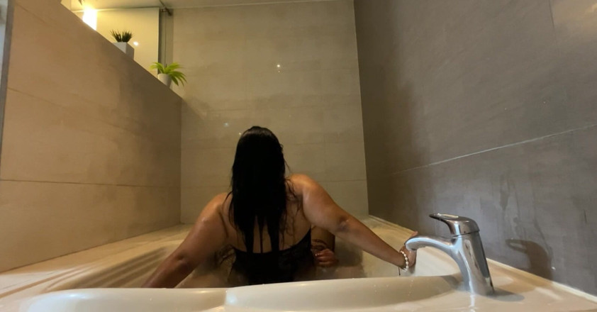 Monozion: 정장 입은 큰 엉덩이가 연인을 직접 만든 욕조에 앉아 있어요