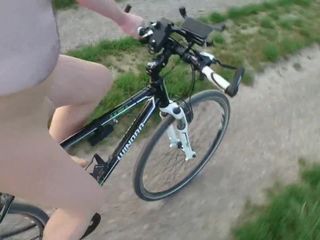Carmen_Nylonjunge: Por la mañana en FSH en la bicicleta al aire...