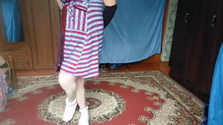 Kitty_Cross: Приголомшливий транссексуал гуляє босоніж по Сенді Теплий пляж