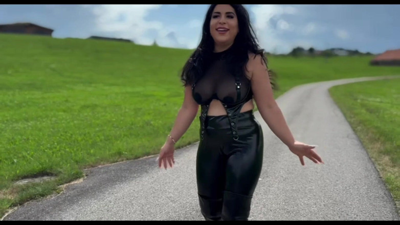 LadyAyse5: Você começa a lamber o chão em que estou andando