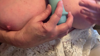 Trista triple DDD: Trista DDD bermain dengan dildo
