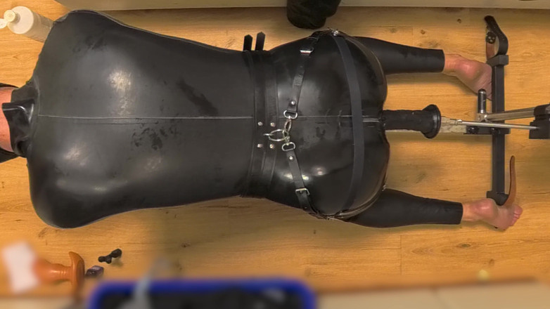 Chastitybeltboy: Latex kuisheidskooi mietje op seksmachine schandpaal en dubbele dildo