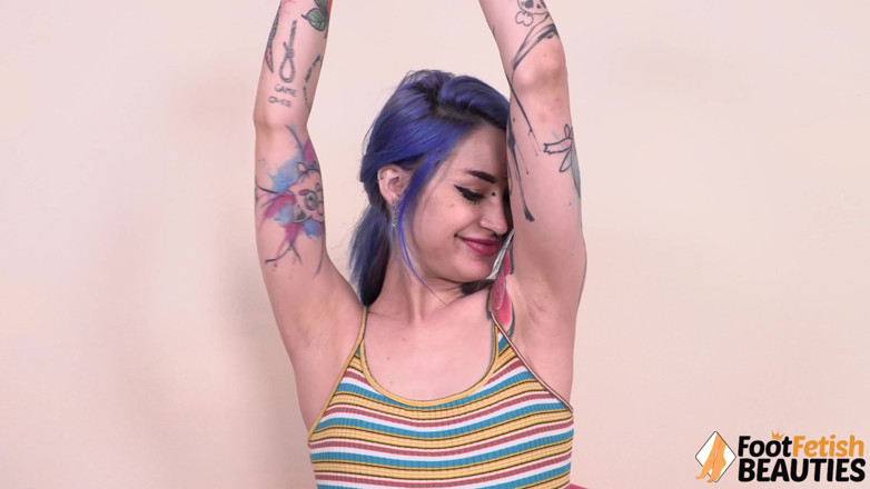 Foot Fetish HD: Blue hair Denise licks her body