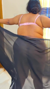 Studentă sexy dolofană este goală pentru futai cu tatăl vitreg