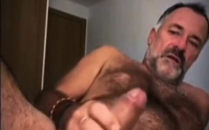 Daddybearvlc: Terlalu Banyak untuk Media Sosial?