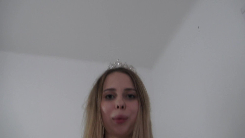 Solo Austria: Die große Prinzessin Kelly wird dich wegen deiner geringen Größe...