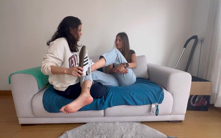 scarlettandc: İki kadın ayak güreşi