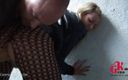 German Kink: Сексуальную блондинку трахнули в рот и забрызгали в рот