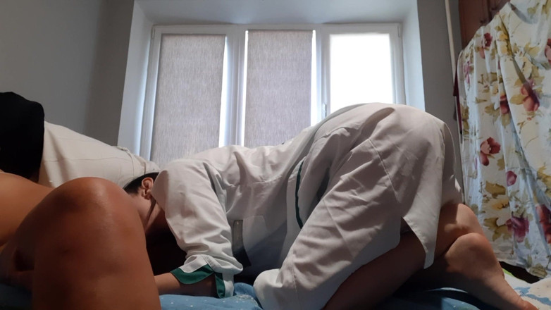Lesbian-illusion: Deux infirmières baisent un patient (fétichisme des pieds, cunnilingus, léchage de...