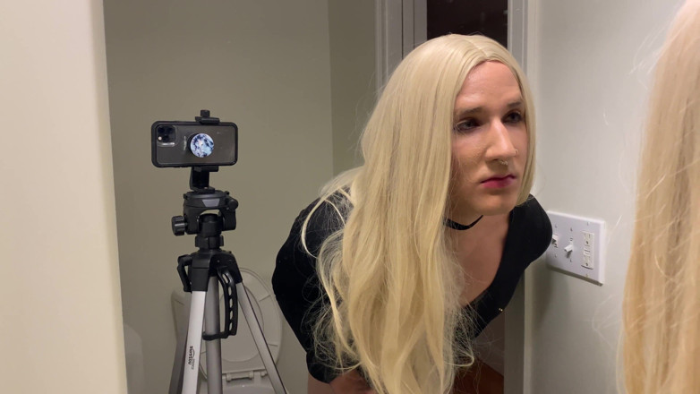 Sissy Bailey Wilde: Sexy crossdresser je ošukaná ejakulací dildo