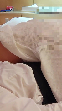 Cikgu perempuan menggoncang pinggul dan merintihnya sangat erotik.