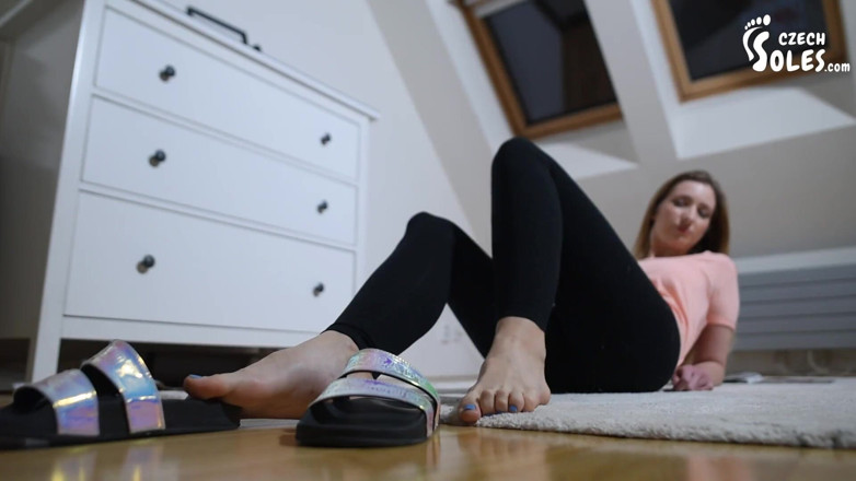 Czech Soles - foot fetish content: Czeskie długie palce na bosaka drażnią POV