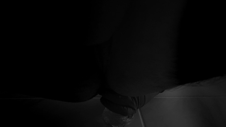 Ivan the Pleasure Dom: 已婚男人在淋浴预告片中玩肛门假阳具