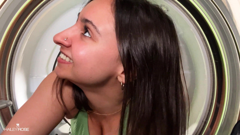 Hailey Rose: सौतेली बहन कपड़े धोने की मशीन में फंस गई! - बड़े स्तनों वाली सभी प्राकृतिक Hailey Rose फेसकैम
