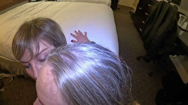 Breed My Hotwife: ลูกพี่ลูกน้องสาวเย็ดหมู่สามคนครั้งแรก: เย็ดสองควยเสียบรูและแลกน้ําเงี่ยน