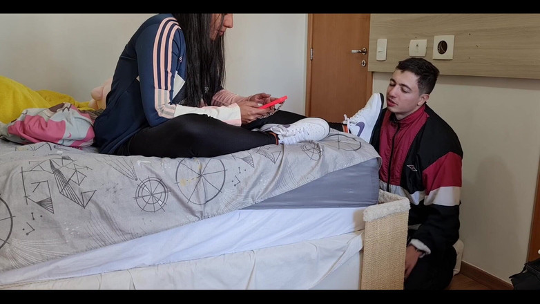 KiffaFeet: Kiffa nutí svého paroháče čistit stejné špinavé tenisky použité na jejím rande