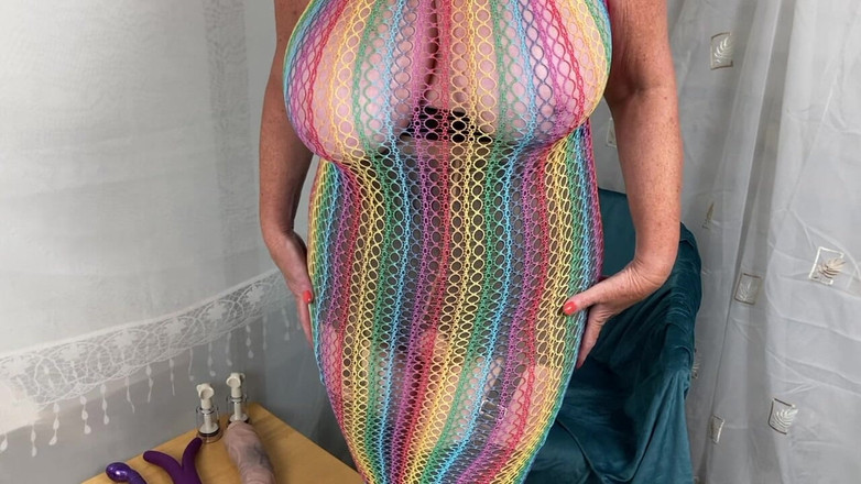 Mr MF: 熟女夫人的脚展示她张开的裆部腰带