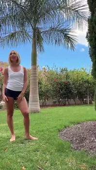 Kriss kiss fa un pompino disordinato dopo lo yoga provocante