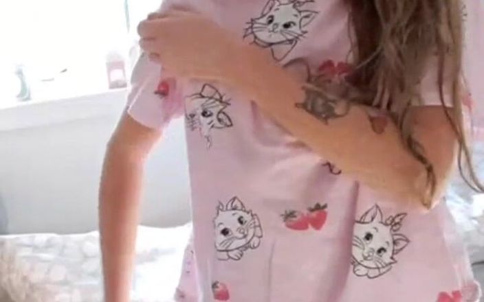 ScottishSweetie: Une fille excitée se doigte les deux trous et supplie...