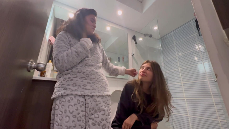 scarlettandc: Finalmente puedo meter mi nariz en su culo apestoso