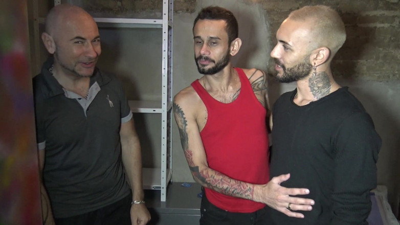 Gaybareback: Seksowny gej twink zerżnięty oklep przez Latynosa