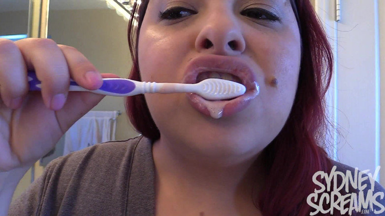 Sydney screams fetish: Spazzolare e lucidare le mie bianche pearly - HD wmv