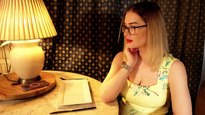 JessieHH: Yanlışlıkla aşağılanmış üvey kız kardeşinin içine boşalıyor