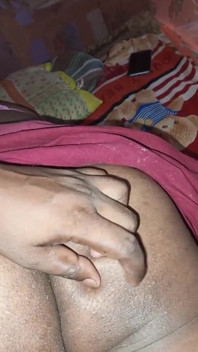 Il pene di mio fratello è molto spesso e entra dentro strappandomi la figa.