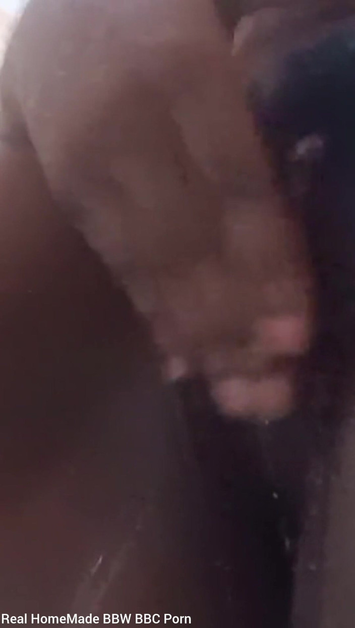 Super sexy ebony cuties: シャワーの中でクリトリスを刺激し、シャワーヘッドで噴き出しながらオーガズムを迎えました