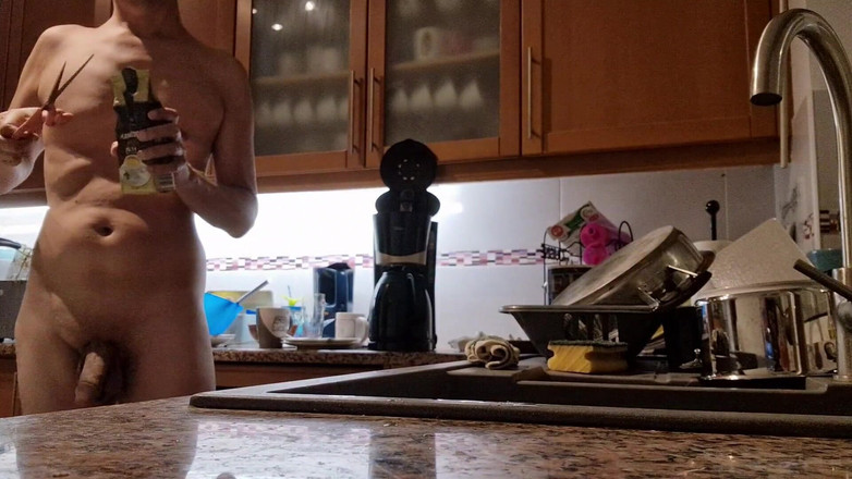 Rafael Torreano: 부엌에서 세면대에서 오줌 싸고 모닝 커피를 준비하는 부드러운 아빠