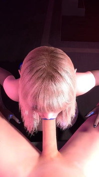 뾰족한 귀를 가진 금발 소녀 POV 오럴과 사정