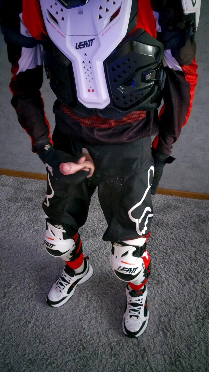 Sneakersmax98: Noi adidași Nike și uneltele mele preferate motocross m-au făcut atât...